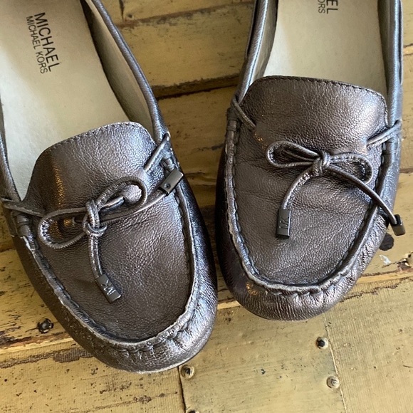 MICHAEL KORS 100% LEATHER METALLIC PEWTER FLAT LOAFER SLIDE FLATS - Picture 11 of 16
